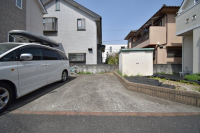 【駐車場】 | 昭島市緑町２丁目　中古戸建　 | 前面道路公道6.6メートルあります。運転が苦手な奥様でも楽々駐車可能です。