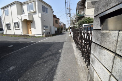 【前面道路含む現地写真】 | 昭島市緑町２丁目　中古戸建　 | 前面道路は閑静な住宅地の通りとなるため、車通りは多くありません。 安心して車庫入れ可能。