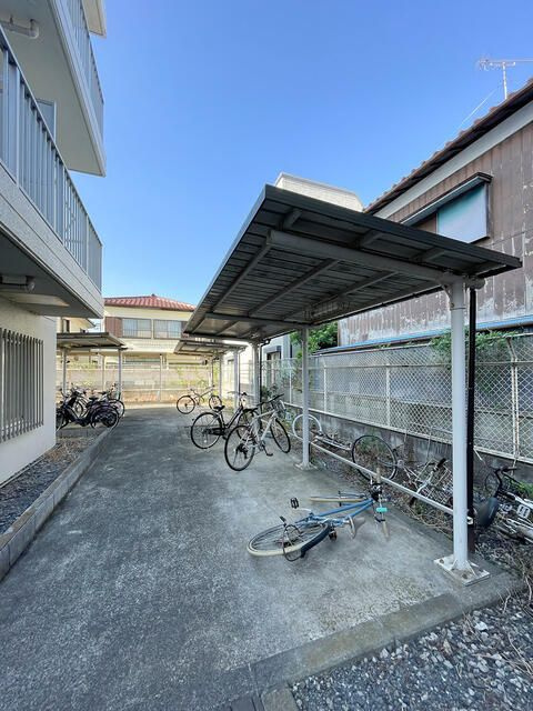 アスタック弐番館の駐車場