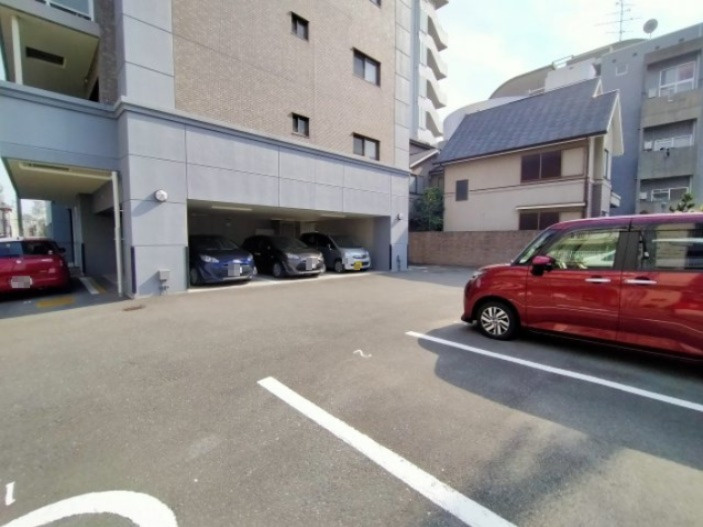 エスリード太子橋駅前の駐車場|マンション敷地内には平面駐車場がございます。
※空き状況は確認下さい。