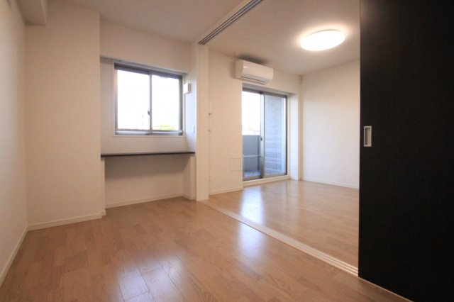 プレミアム菱屋西の洋室