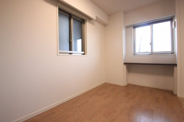 プレミアム菱屋西の洋室