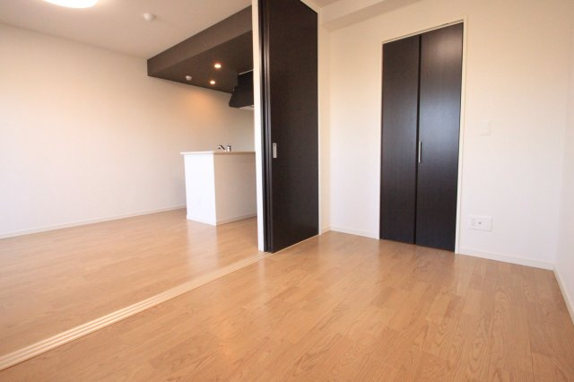 プレミアム菱屋西の洋室