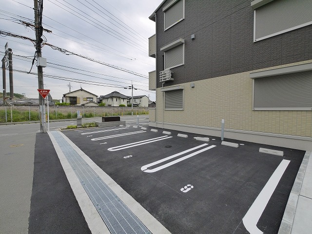 アージュⅠの駐車場|車をお持ちの方に嬉しい駐車場付きの物件です