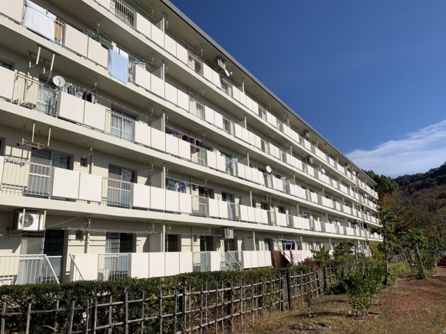 ５６５９１　緑苑東団地の外観