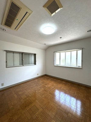 【洋室】 | 山口台戸建 | 2階・洋室8.3帖☆二面採光のお部屋です！出窓には小物を置いたりして楽しめます♪ベッドを置いても充分広さがあります！