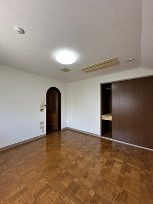 【寝室】 | 山口台戸建 | 2階・洋室8.3帖☆クローゼットがあります♪お洋服がスッキリ収納できて、整理しやすくなりますね☆