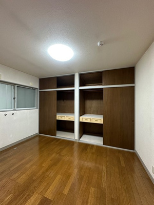 【子供部屋】 | 山口台戸建 | 2階・洋室6帖☆クローゼットが2ヶ所あります♪お洋服の多い方もお部屋が片付いて快適に過ごせますね☆