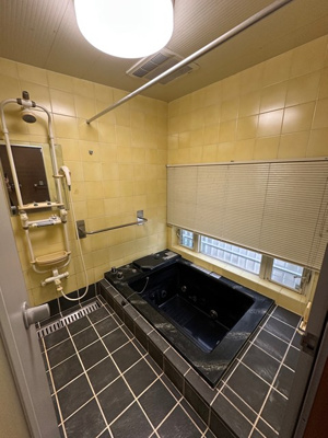 【浴室】 | 山口台戸建 | 家族の入浴時間がずれても温められる追い焚き機能付きのバスルーム☆窓があるので湿気対策OK！雨の日のお洗濯にも便利な物干しバーも完備◎