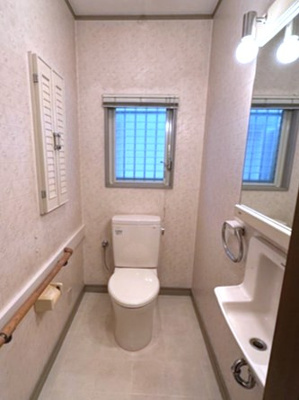 【トイレ】 | 山口台戸建 | 人気のバストイレ別です♪窓があるので換気もOK！小物を置ける便利な棚やタオルハンガーも付いています♪1階・2階両方にトイレがあるのがうれしいですよね♪