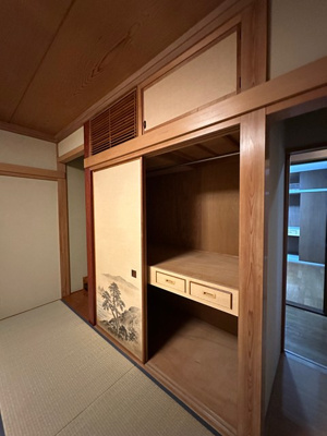 【収納】 | 山口台戸建 | 2階・南西向き和室8帖のお部屋にあるクローゼットです☆あると便利な引き出し付き！