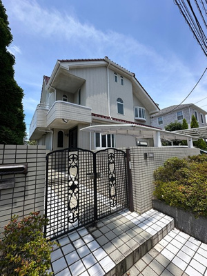 【外観】 | 山口台戸建 | 小田急線「新百合ヶ丘」駅まで徒歩11分の一戸建て☆駅前には商業施設が充実しているので日々のお買い物にも便利な立地♪