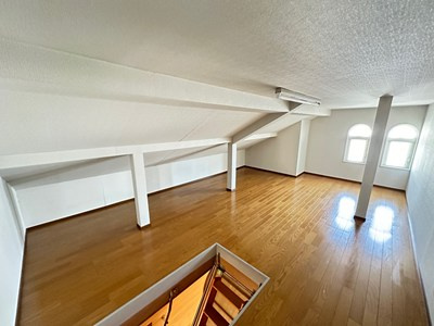 【収納】 | 山口台戸建 | 屋根裏収納です☆扇風機やストーブ、お雛様やクリスマスツリーなどの季節物もすっきり片付きますよ☆換気のできる窓付きです♪
