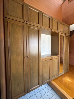 【玄関】 | 山口台戸建 | 大型シューズボックスでお気に入りの靴もたっぷり収納できます☆間のスペースは飾り棚や小物置き場として活用できます♪全身ミラー付きで外出時の身だしなみ確認もばっちり！