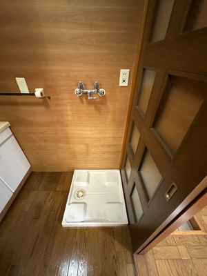 【設備】 | 山口台戸建 | 1階の洗面所にある室内洗濯機置き場です♪防水パンが付いているので万が一の漏水にも安心です！