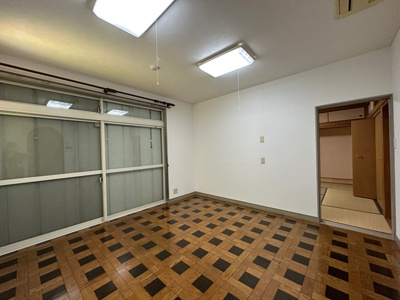 【洋室】 | 山口台戸建 | 1階・南西向き洋室8帖☆専用庭に繋がる二面採光のお部屋です！子供部屋や書斎など多用途に使えそうなお部屋です♪