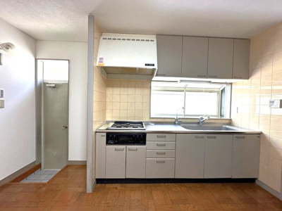 【キッチン】 | 山口台戸建 | 3口ガスコンロ/グリル付きシステムキッチンです☆換気のできる窓付き！場所を取るお鍋やお皿もたっぷり収納できてお料理がはかどります☆