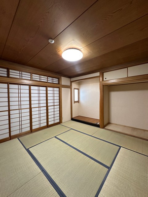 【和室】 | 山口台戸建 | 1階・南西向き和室8帖☆専用庭に繋がるお部屋です！床の間にはインテリアを置いたりして楽しめます！クローゼット2ヶ所付きでお洋服もすっきり収納できます♪