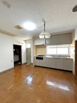 【居間・リビング】 | 山口台戸建 | ダイニングキッチン7.8帖☆広々としたキッチンスペースでお料理もはかどりそうですね☆床下収納も完備◎ゴミ出しなどに便利な勝手口も付いています☆