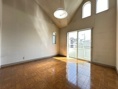 【洋室】 | 山口台戸建 | 2階・南西向き洋室8帖☆バルコニーに繋がる二面採光のお部屋です！天井が高くて開放感のあるお部屋です☆