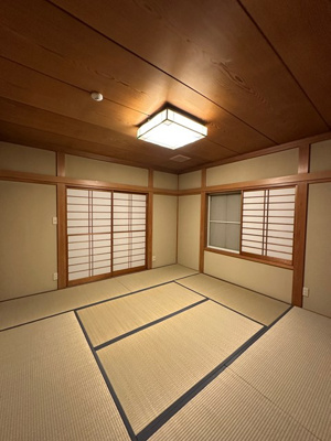 【和室】 | 山口台戸建 | 2階・南西向き和室8帖☆バルコニーに繋がる二面採光のお部屋です！和室は夏が涼しくて使い勝手がいいんですよ♪こちらの和室にも床の間＆クローゼット付き♪