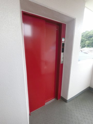 【その他共用部分】 | 根岸三和プラザ | お買い物時やベビーカーの出し入れに便利なエレベーター付です。