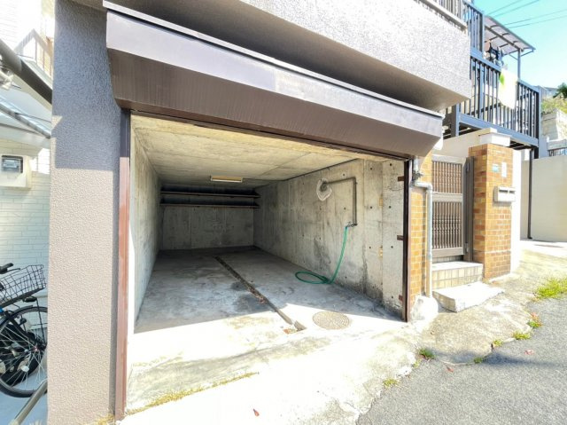 旭が丘2丁目貸家の駐車場