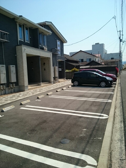 今治市東門町６丁目のアパートの駐車場