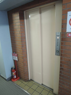 【その他共用部分】 | お買い物時やベビーカーの出し入れに便利なエレベーター付です。