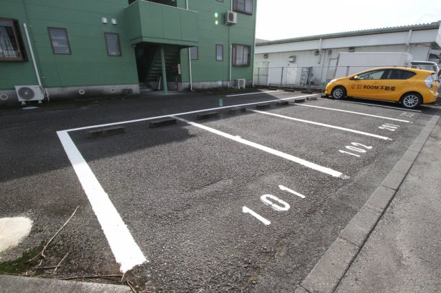 レインボー都北ハイツの駐車場