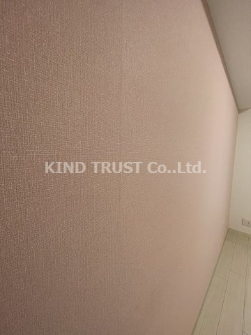 ALZA松ヶ枝の内装|華やかなピンクのアクセントクロスです