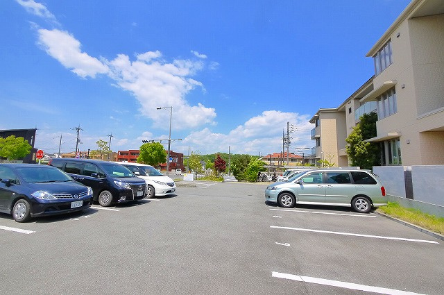 ホワイトヒルズ（梅美台）の駐車場