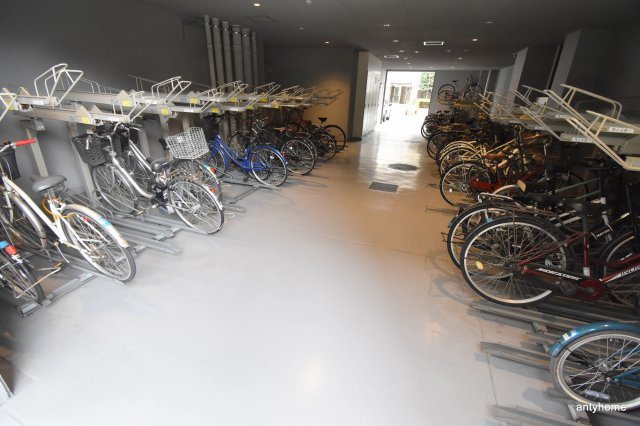 コンフォリア江坂広芝町　仲介手数料無料の駐車場