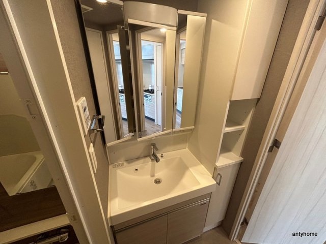 コンフォリア江坂広芝町　仲介手数料無料の洗面所