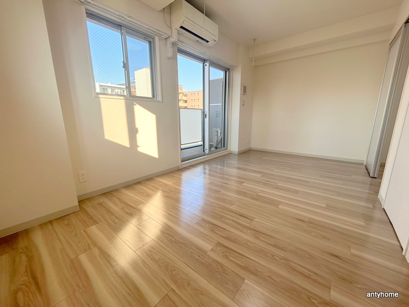 コンフォリア江坂広芝町　仲介手数料無料の居間・リビング