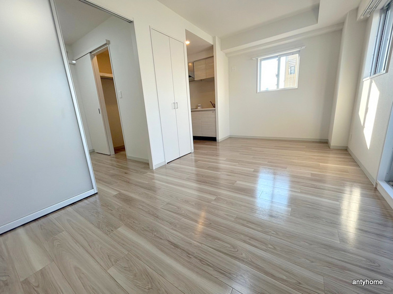 コンフォリア江坂広芝町　仲介手数料無料の居間・リビング