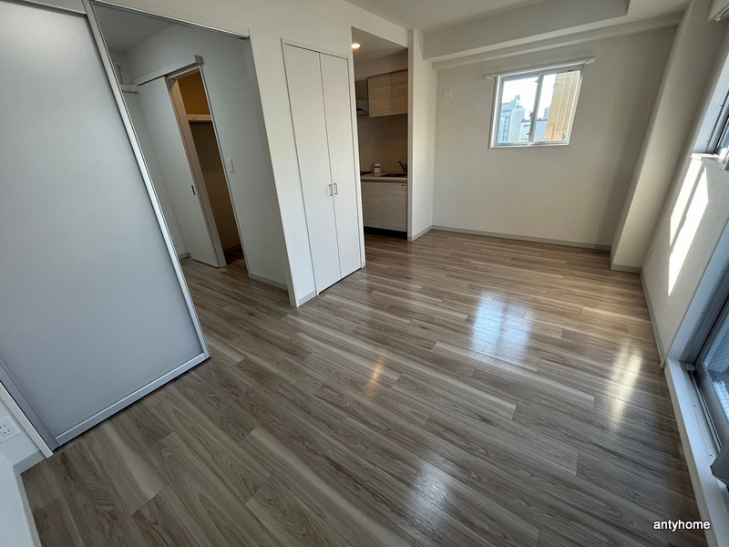 コンフォリア江坂広芝町　仲介手数料無料の洋室