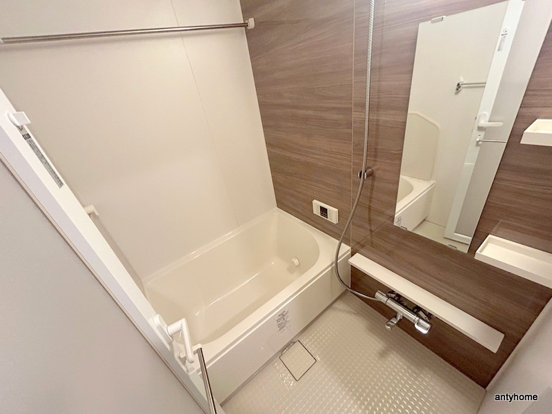 コンフォリア江坂広芝町　仲介手数料無料の浴室