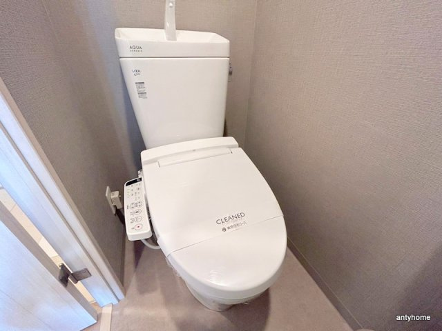 コンフォリア江坂広芝町　仲介手数料無料のトイレ