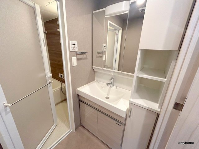 コンフォリア江坂広芝町　仲介手数料無料の洗面所