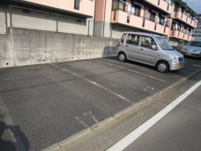 【駐車場】 | ザ・パークサイドA | いつでも目の届く敷地内に駐車場があります♪荷物がかさばりがちなお買物にも、敷地内駐車場があると便利ですよね☆