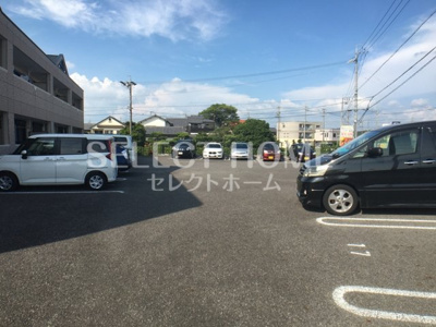 【駐車場】 | アイリスコート．Ｔ | 駐車場があるので、車を買う予定の方も安心です