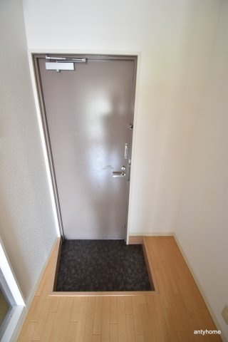 メゾンワタナベ　仲介手数料無料の玄関