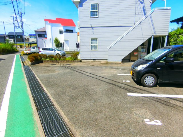 アドバンスの駐車場