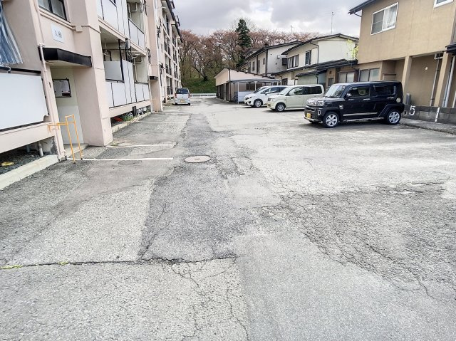霞雅ビルAの駐車場