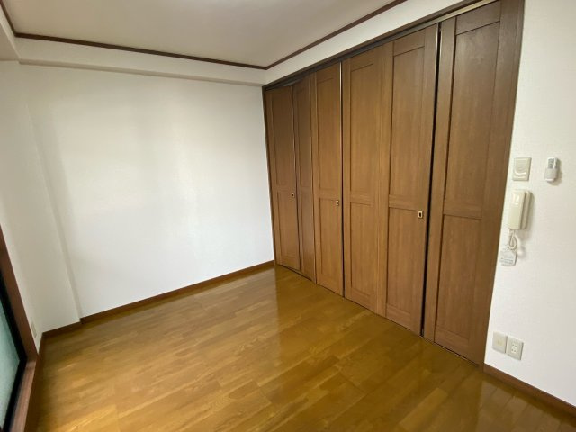 ベルメゾン喜志の洋室|収納豊富です。