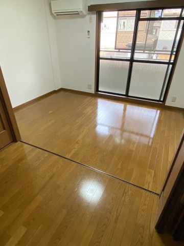 ベルメゾン喜志の洋室|仕切りの扉があります。