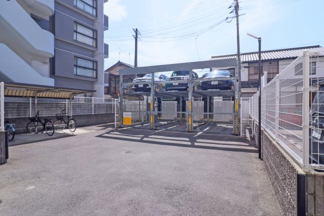 サヴォイ箱崎セントリシティ　4階の駐車場