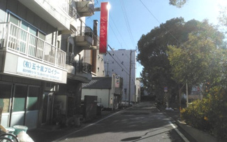 【外観】 | 西側道路は、ゆったり幅広い道路ですが、交通量は多くありません。