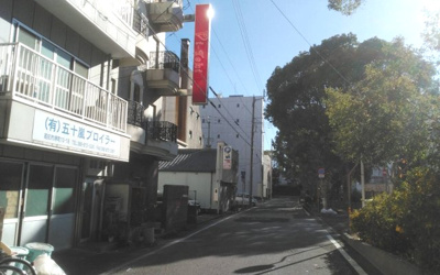 【外観】 | 高知県高知市堺町 売り土地 | 西側道路は、ゆったり幅広い道路ですが、交通量は多くありません。